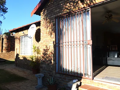 3 Bedroom Townhouse To Rent in Roodepoort - uDxq.webp