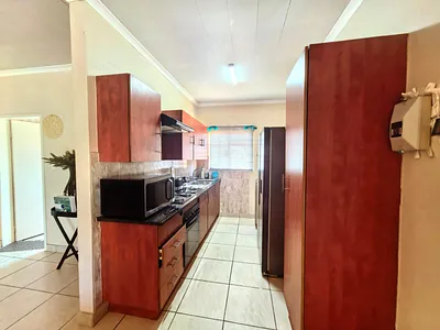 2 Bedroom Apartment For Sale in Rustenburg - eflu.webp