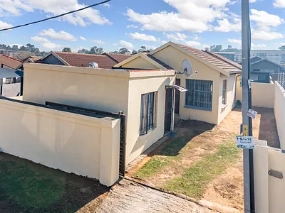 2 Bedroom House For Sale in Roodepoort - FxNs.webp