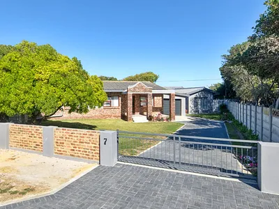 3 Bedroom House To Rent in Struisbaai - LkgP.webp