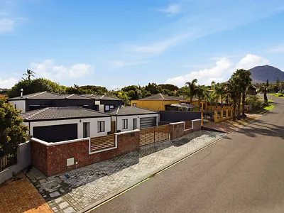 4 Bedroom House For Sale in Somerset West - NBcR.webp