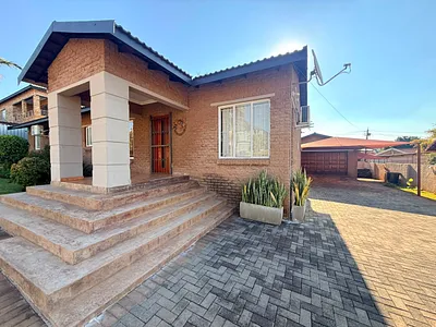3 Bedroom House For Sale in Rustenburg - img