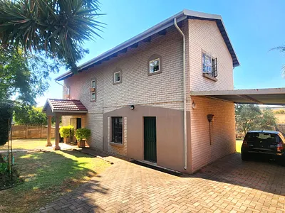 3 Bedroom Townhouse For Sale in Pretoria - fDDE.webp