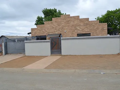 4 Bedroom House For Sale in Queenstown - mrgL.webp