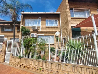3 Bedroom Townhouse For Sale in Rustenburg - 90jX.webp