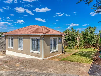 3 Bedroom House For Sale in Roodepoort - m4Su.webp