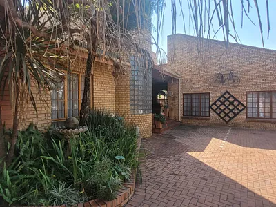10 Bedroom House For Sale in Middelburg - img