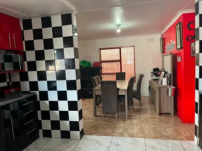 3 Bedroom House For Sale in East London - mQ9U.webp