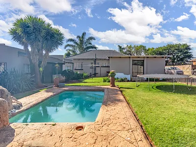 3 Bedroom House For Sale in Roodepoort - Y4x5.webp