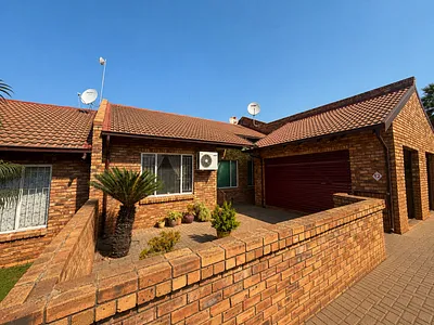 3 Bedroom Townhouse For Sale in Rustenburg - eaqv.webp