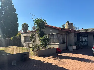 7 Bedroom House For Sale in Germiston - Y0L7.webp
