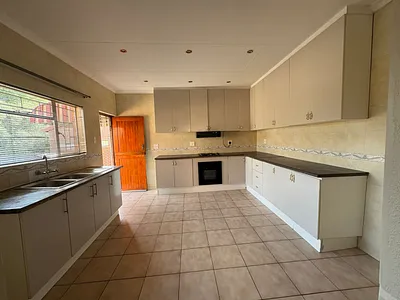 3 Bedroom Townhouse To Rent in Newcastle - qn7h.webp