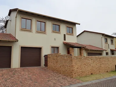 3 Bedroom Apartment To Rent in Roodepoort - EXpv.webp