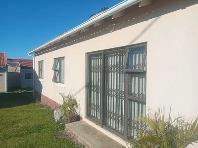 3 Bedroom Townhouse To Rent in East London - ybgS.webp
