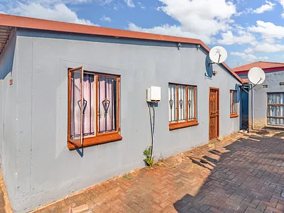 3 Bedroom House For Sale in Soweto - azTc.webp