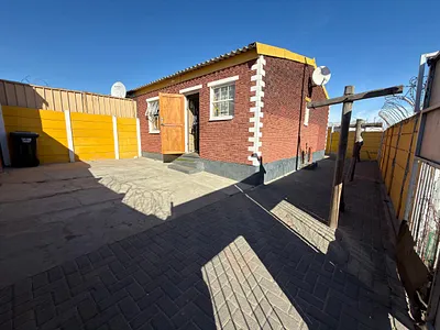 2 Bedroom House For Sale in Cape Town - WkeK.webp