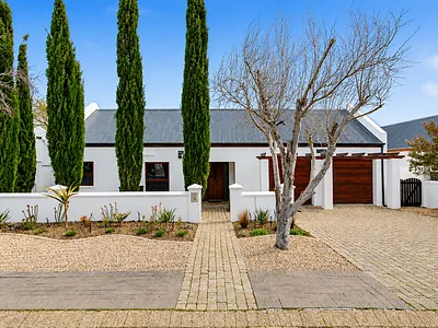 5 Bedroom Townhouse For Sale in Somerset West - 8mrl.webp