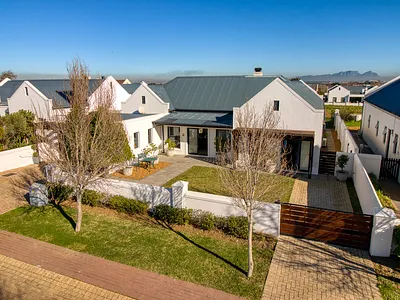4 Bedroom Townhouse For Sale in Somerset West - 0DVf.webp
