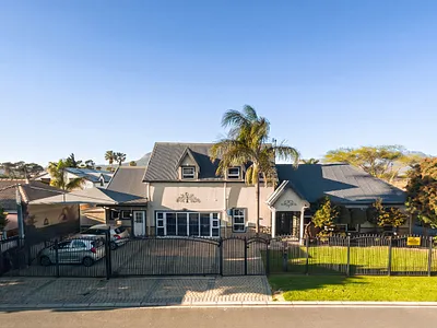 4 Bedroom House For Sale in Strand - u2ET.webp