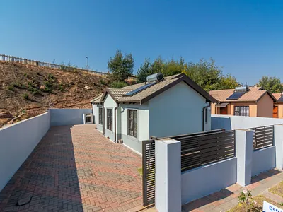 3 Bedroom House For Sale in Roodepoort - 794I.webp