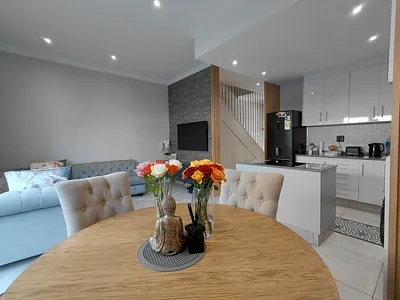 4 Bedroom Apartment For Sale in Durban - j6De.webp