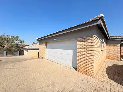 3 Bedroom Townhouse To Rent in Newcastle - 4fBT.webp