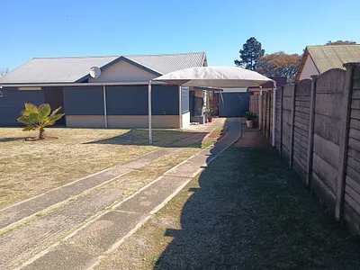 4 Bedroom House For Sale in Vanderbijlpark - OM9t.webp