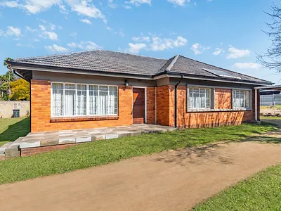 4 Bedroom House For Sale in Roodepoort - NfXU.webp