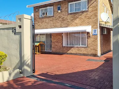 6 Bedroom House For Sale in Chatsworth - ectj.webp