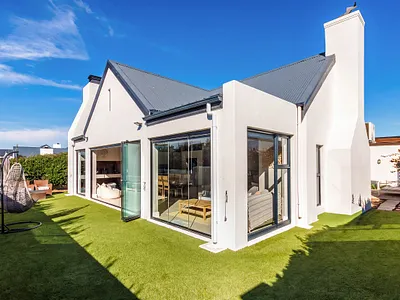 3 Bedroom House For Sale in Somerset West - NbeJ.webp
