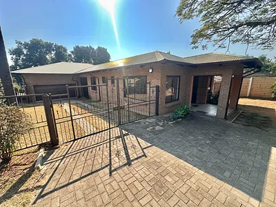 3 Bedroom House For Sale in Nelspruit - IzdF.webp