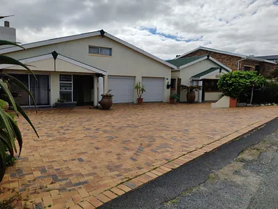 5 Bedroom House For Sale in Gansbaai - 6XVI.webp