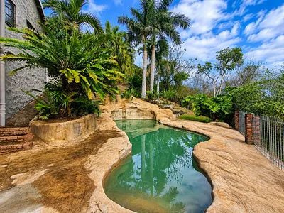 4 Bedroom House For Sale in Amanzimtoti - xQhd.webp