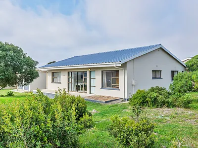 4 Bedroom House For Sale in Struisbaai - sOLK.webp