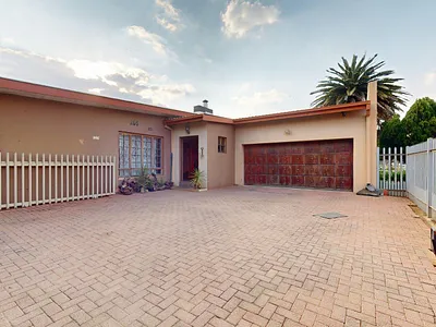 6 Bedroom House For Sale in Potchefstroom - fUs0.webp