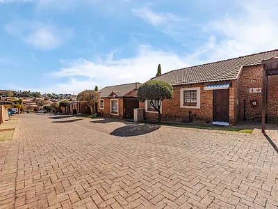 3 Bedroom Townhouse For Sale in Roodepoort - bVI7.webp