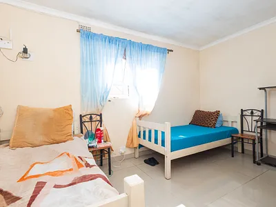 6 Bedroom House For Sale in Cape Town - Um7Q.webp