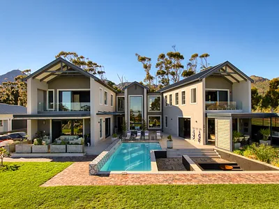 8 Bedroom House For Sale in Somerset West - hIKM.webp