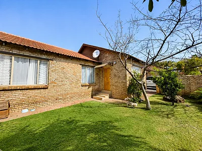 3 Bedroom Townhouse For Sale in Rustenburg - 1TLQ.webp