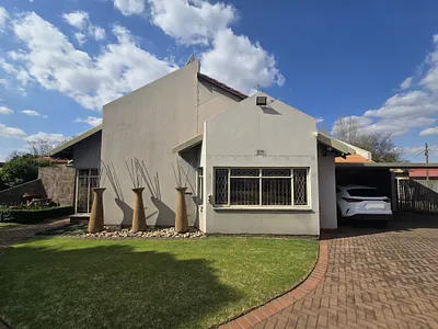 4 Bedroom House For Sale in Middelburg - 2dMR.webp