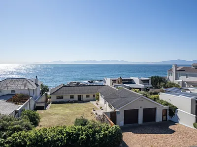 4 Bedroom House For Sale in Simons Town - JpTo.webp