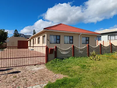 4 Bedroom House For Sale in Gansbaai - 86Cg.webp