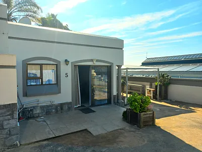 2 Bedroom Townhouse To Rent in Jeffreys Bay - e5i2.webp
