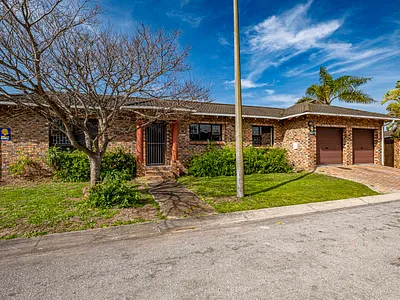4 Bedroom House For Sale in Port Elizabeth - img