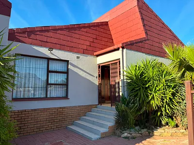 4 Bedroom House For Sale in Worcester - img