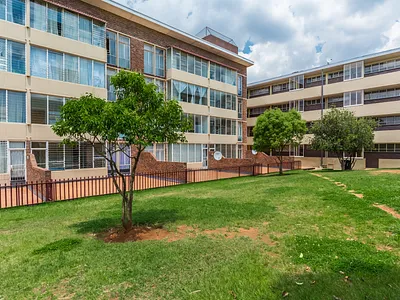 2 Bedroom Apartment For Sale in Roodepoort - dHBd.webp