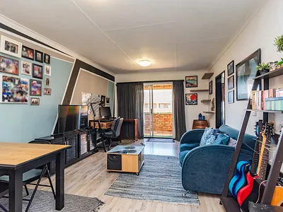 2 Bedroom Apartment For Sale in Roodepoort - 7qvA.webp