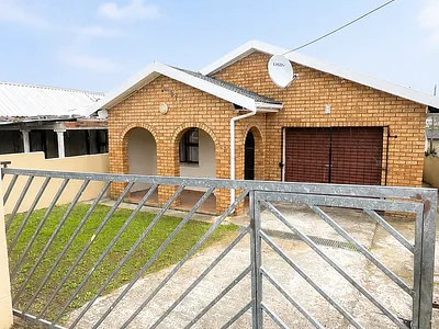 3 Bedroom House For Sale in East London - rBaz.webp