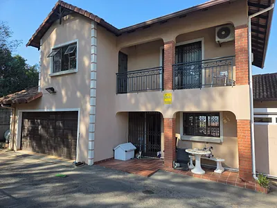 8 Bedroom House For Sale in Chatsworth - img