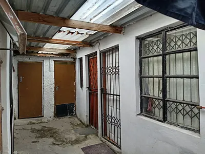 11 Bedroom House For Sale in Port Elizabeth - img